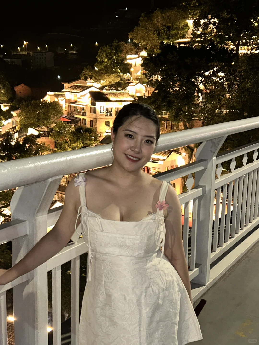 妈妈说：“把头发梳起来 大大方方的好看！”