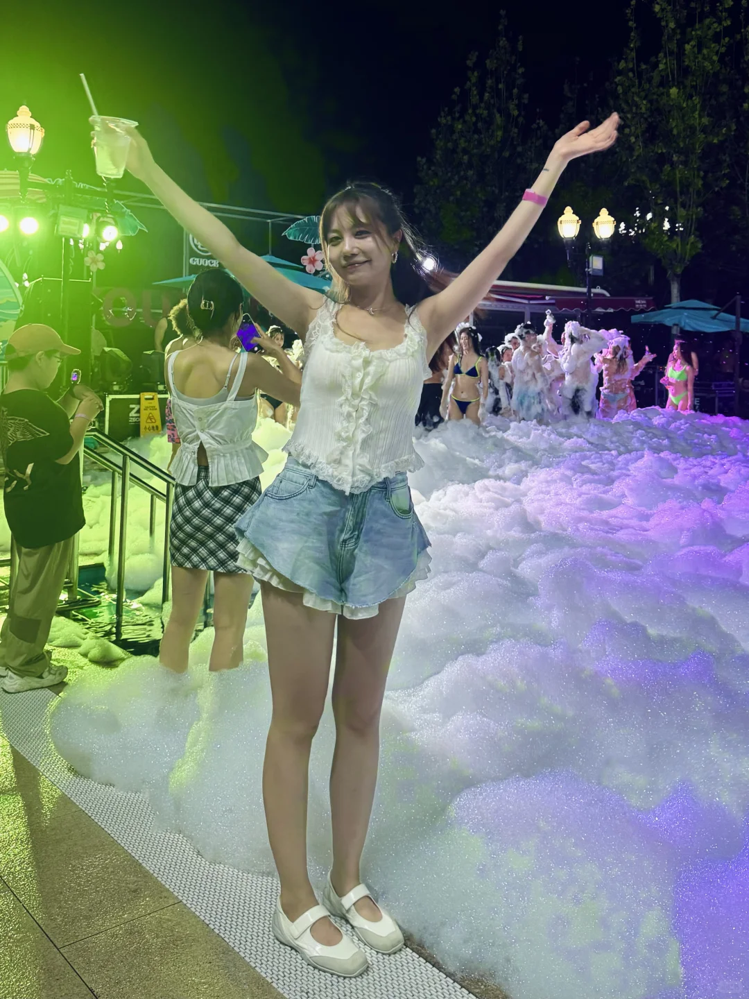 泳池派对👙18张live图记录仲夏夜的生命力