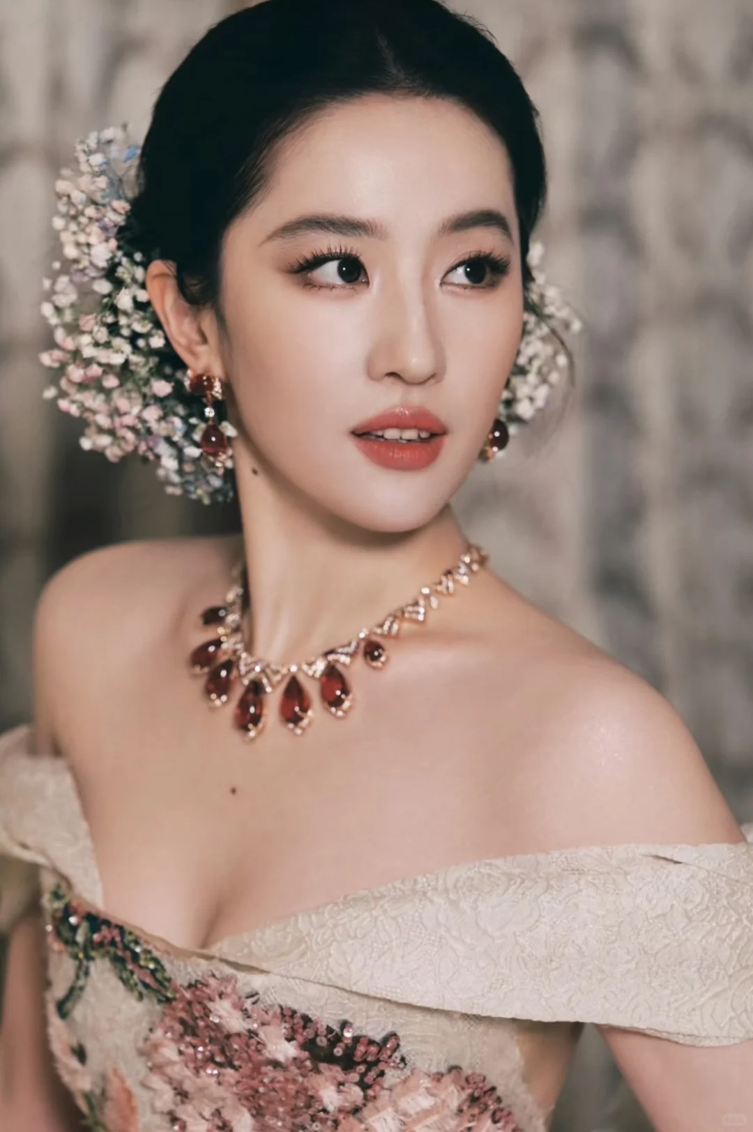 美神降临|vogue20周年盛典刘亦菲