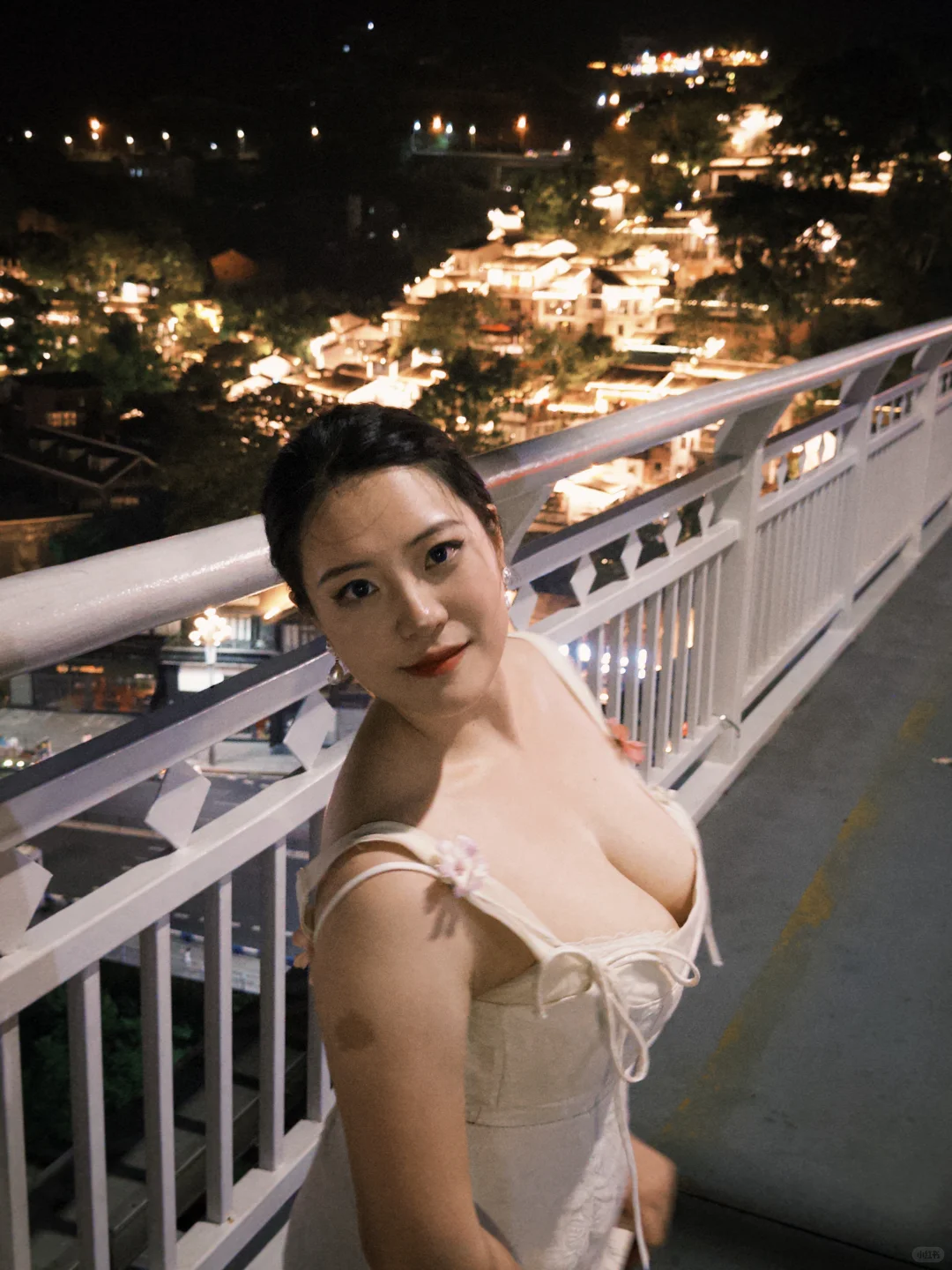 妈妈说:“把头发梳起来 大大方方的好看!”