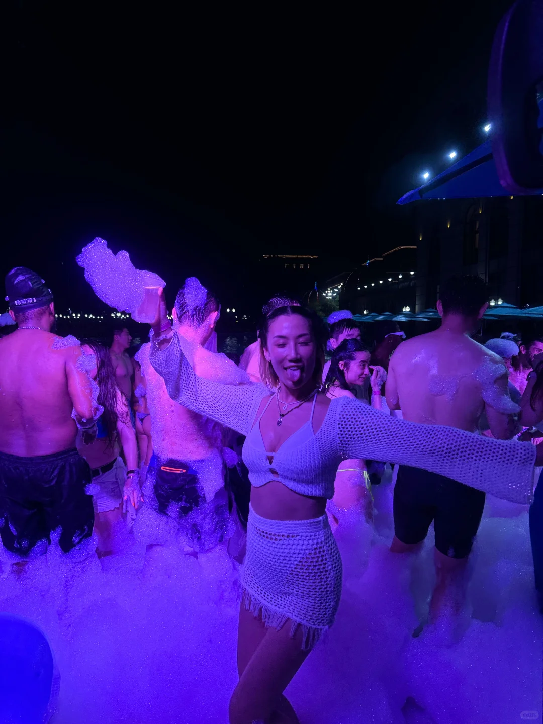泳池派对👙18张live图记录仲夏夜的生命力