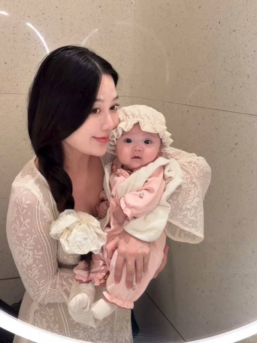女人好像天然的会做妈妈