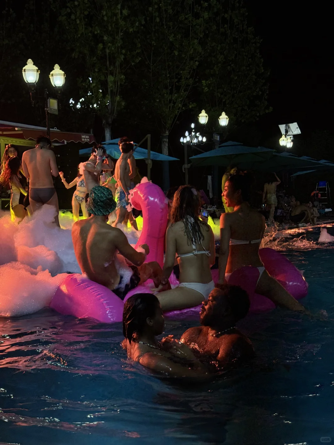 泳池派对👙18张live图记录仲夏夜的生命力