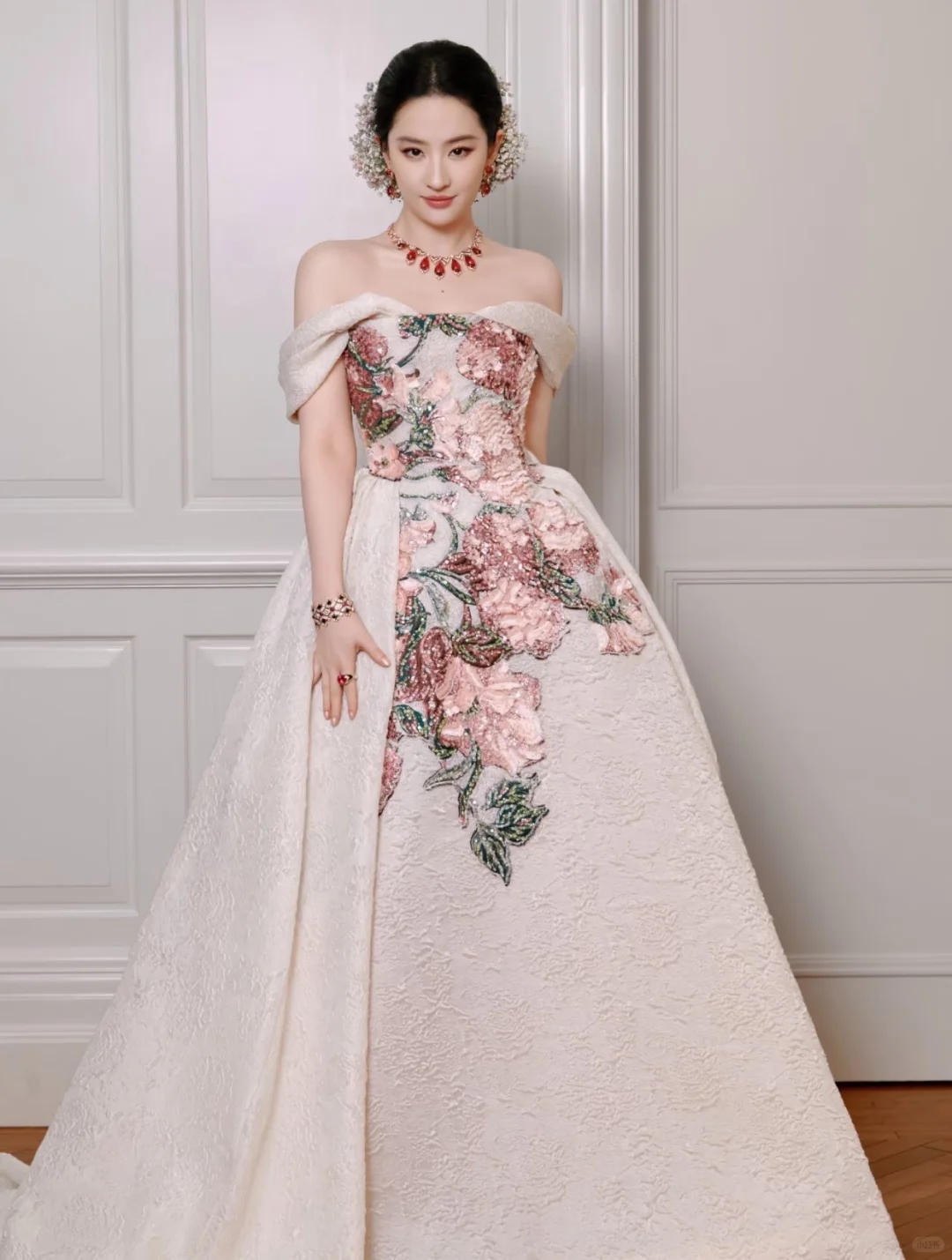 美神降临|vogue20周年盛典刘亦菲