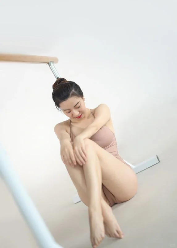 舞蹈系女生紧身训练服能有多美