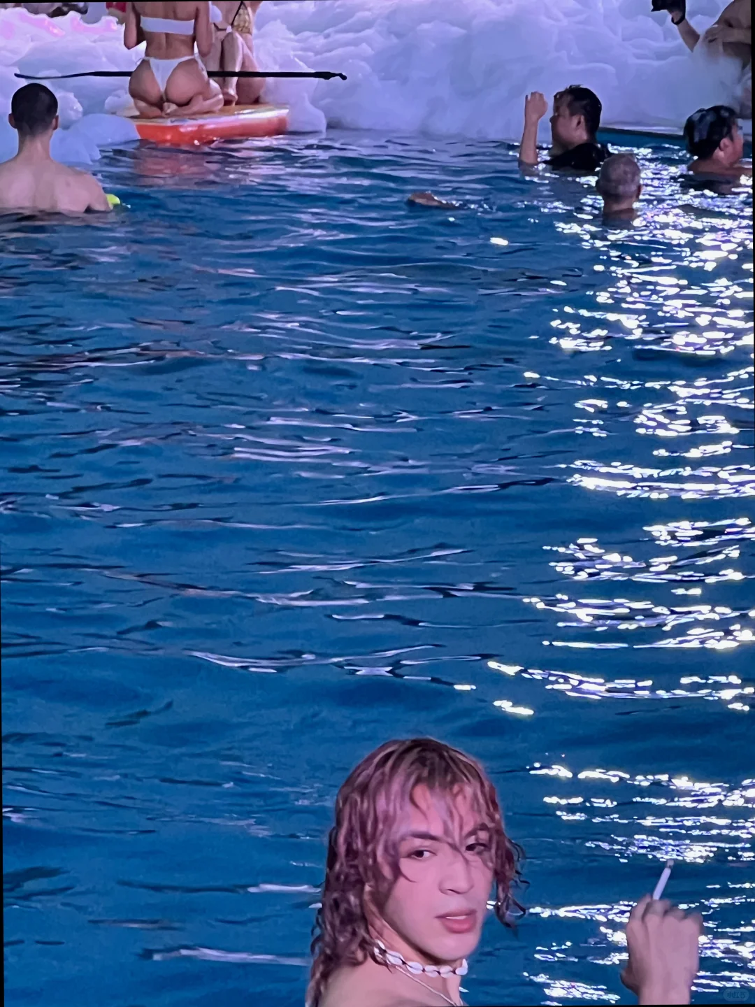泳池派对👙18张live图记录仲夏夜的生命力