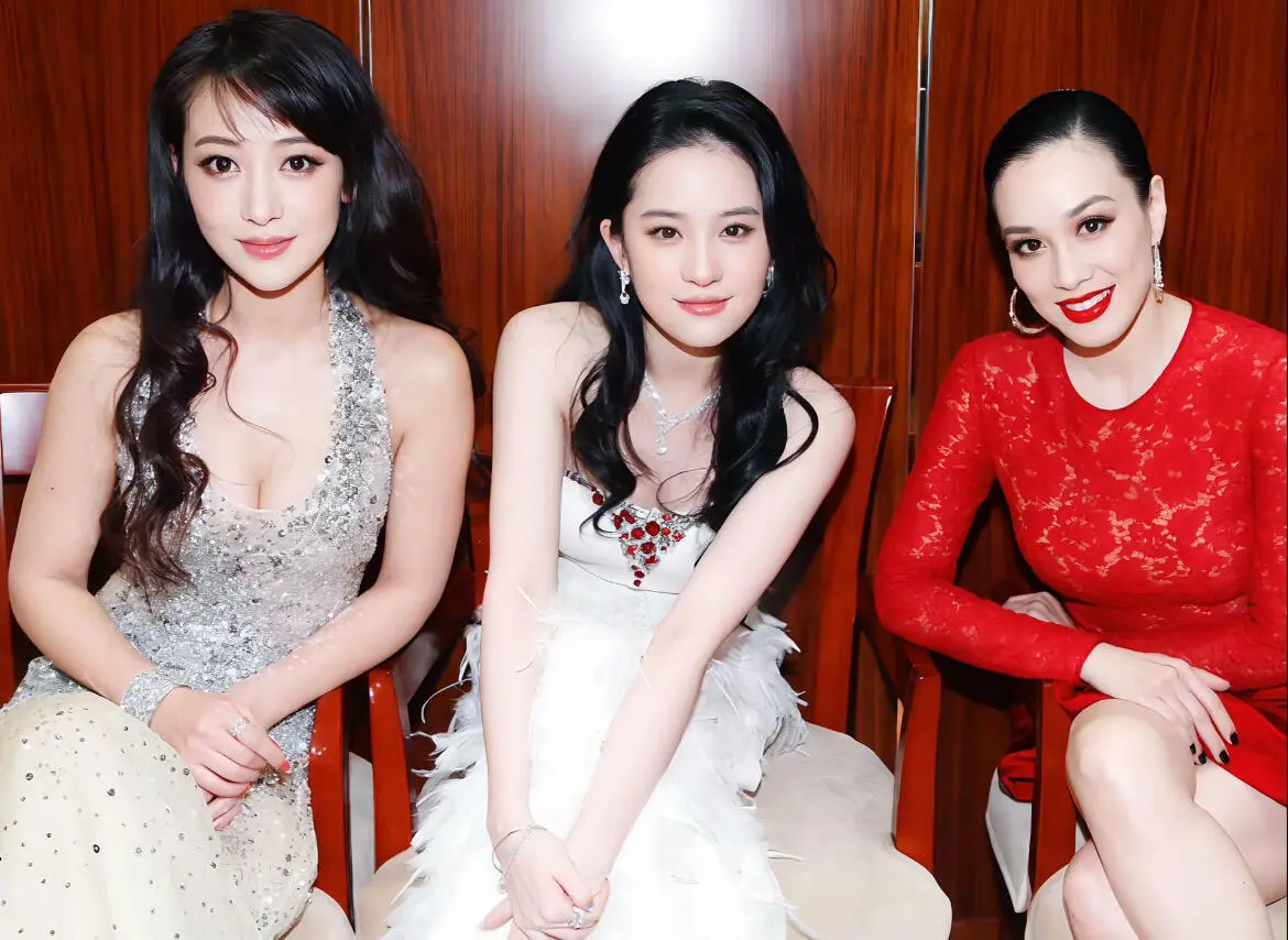 钟丽缇带女儿和刘亦菲合影，全是美人