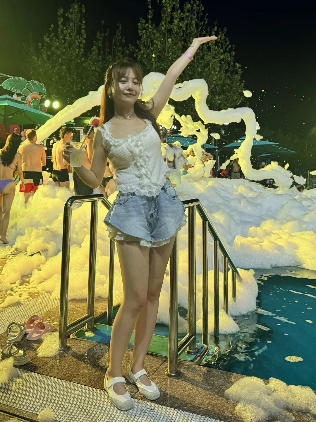 泳池派对👙18张live图记录仲夏夜的生命力