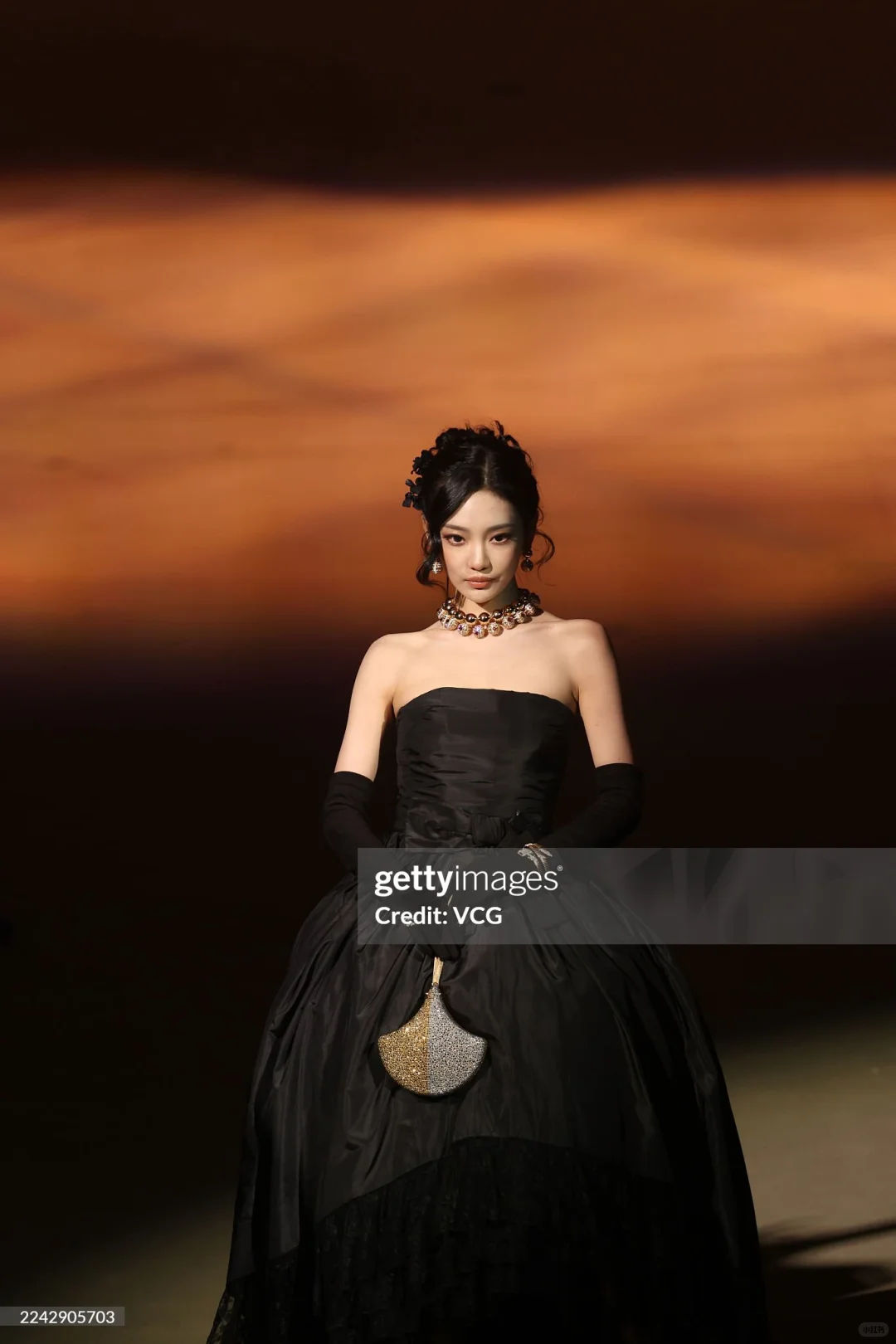 视觉中国发布宁艺卓VOGUE生图状态~