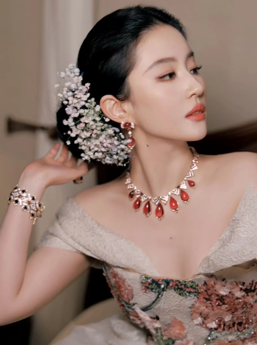 美神降临|vogue20周年盛典刘亦菲