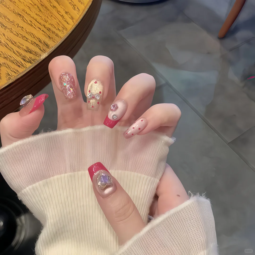 这组玫红美甲直接美到尖叫💖