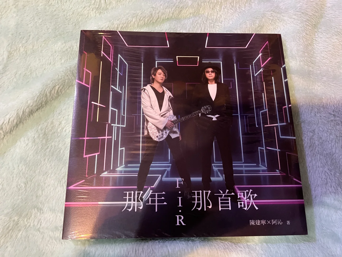 出一些F.I.R.飞儿乐团和阿沁的碟