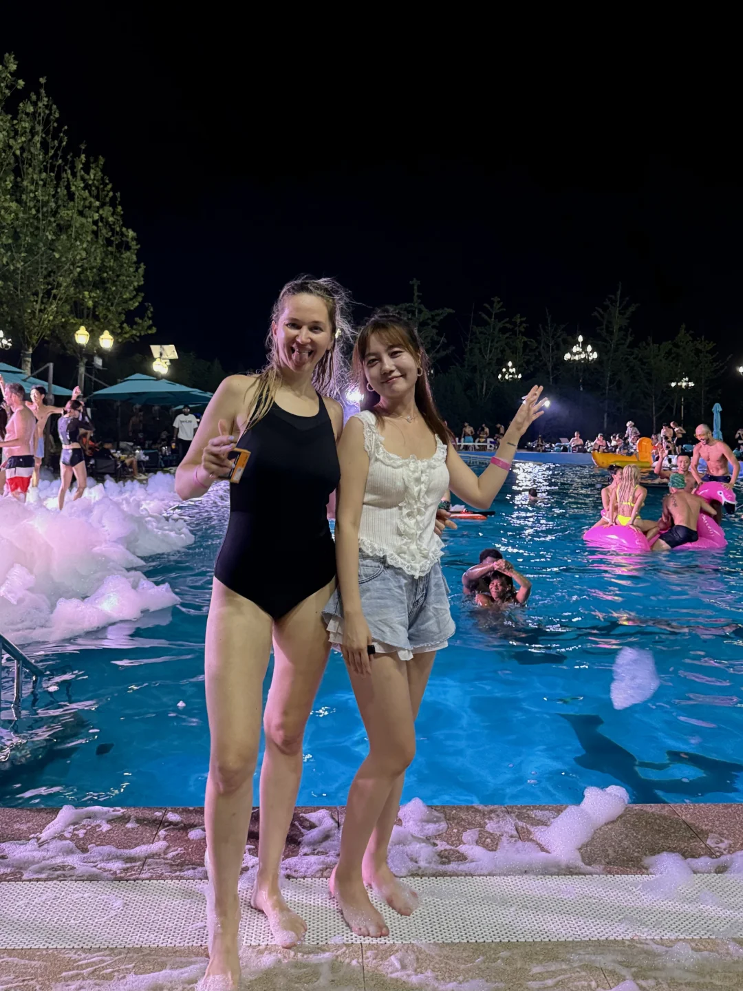 泳池派对👙18张live图记录仲夏夜的生命力