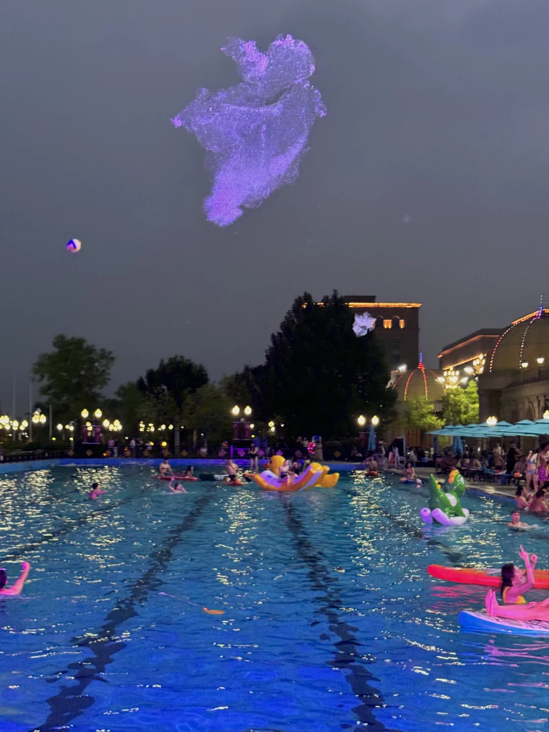 泳池派对👙18张live图记录仲夏夜的生命力