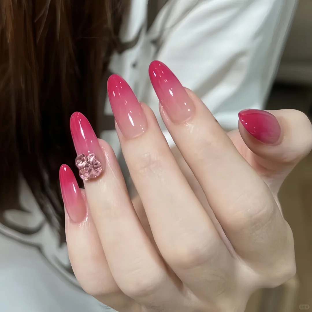 这组玫红美甲直接美到尖叫💖
