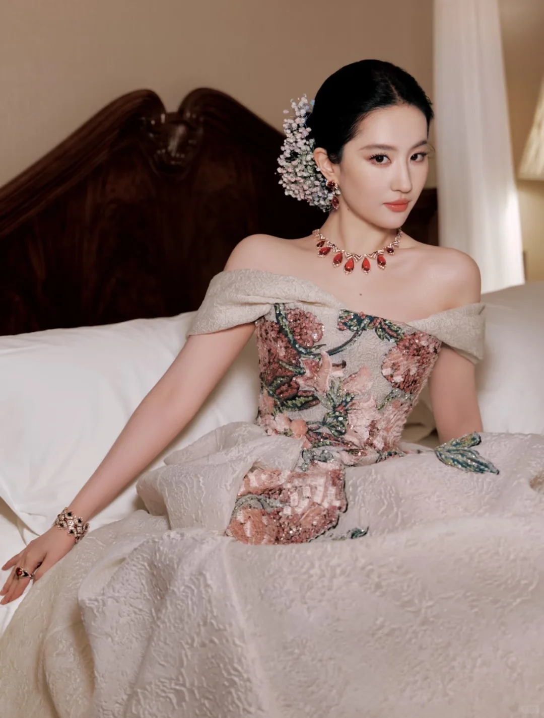 美神降临|vogue20周年盛典刘亦菲