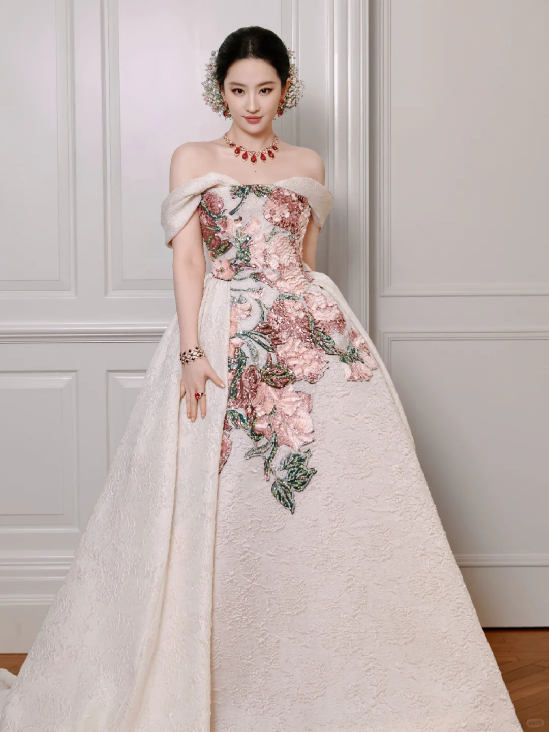 刘亦菲VOGUE盛典出图,美得太过耀眼了