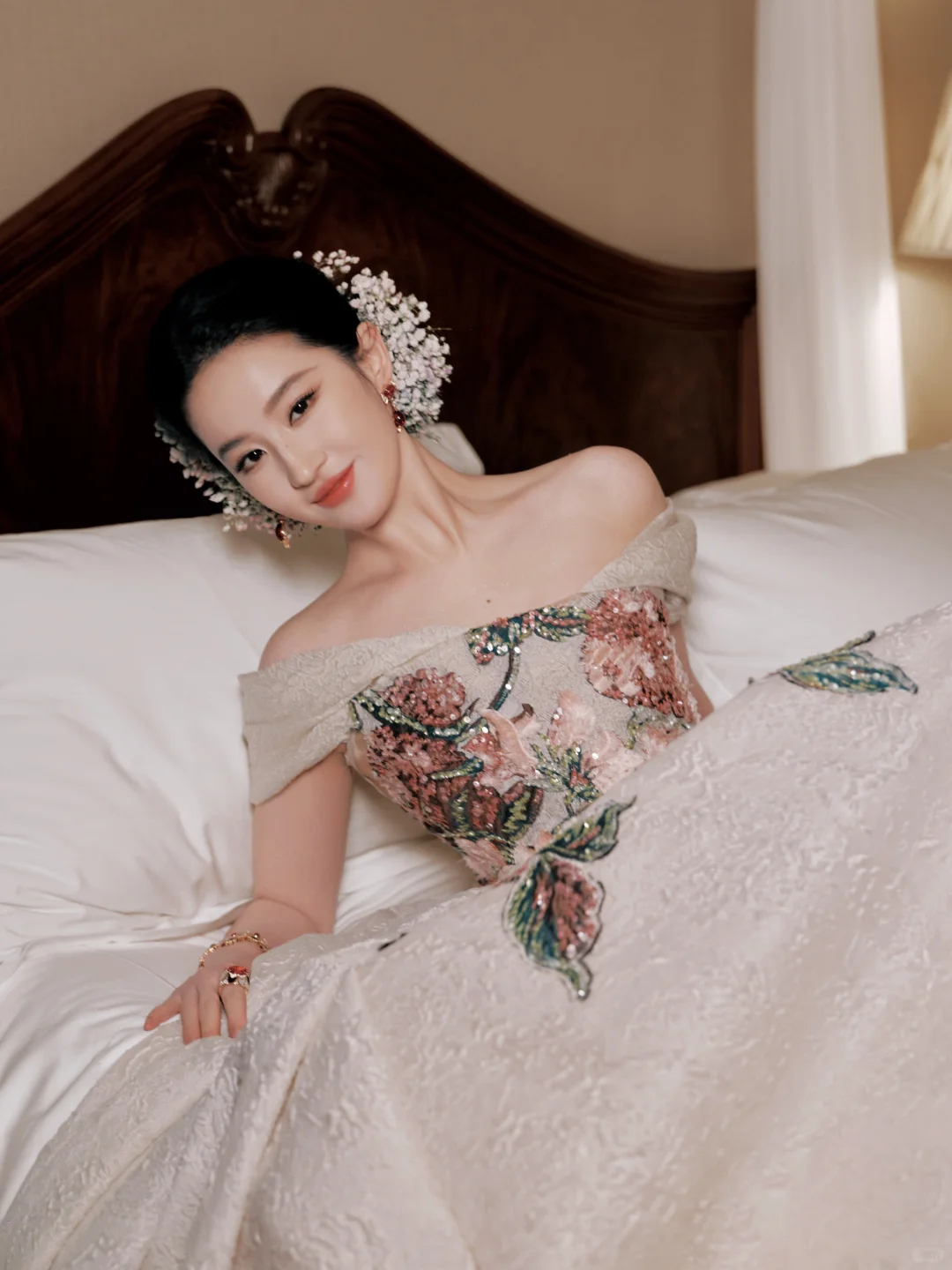 刘亦菲VOGUE盛典出图,美得太过耀眼了