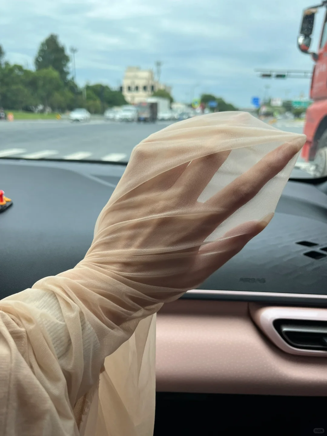 小裙子搭肉丝真的yyds!又可以美美哒出门咯