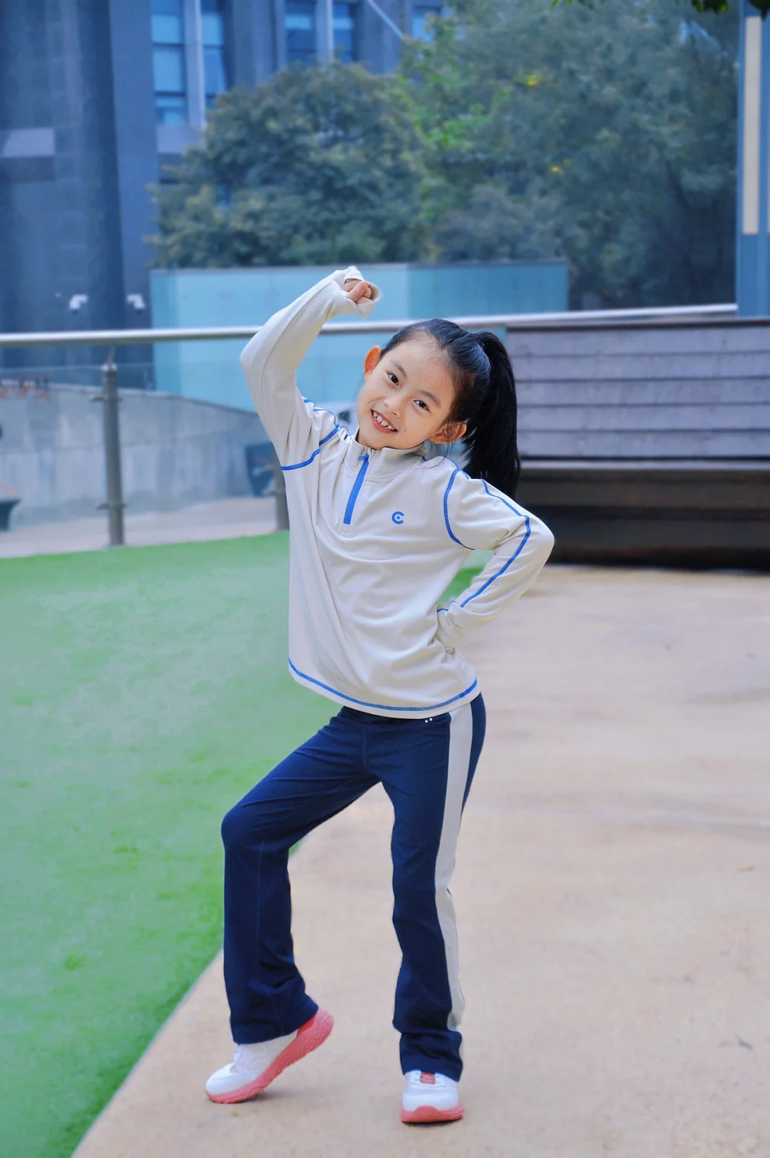 啦啦操让她实现了书包自由💃