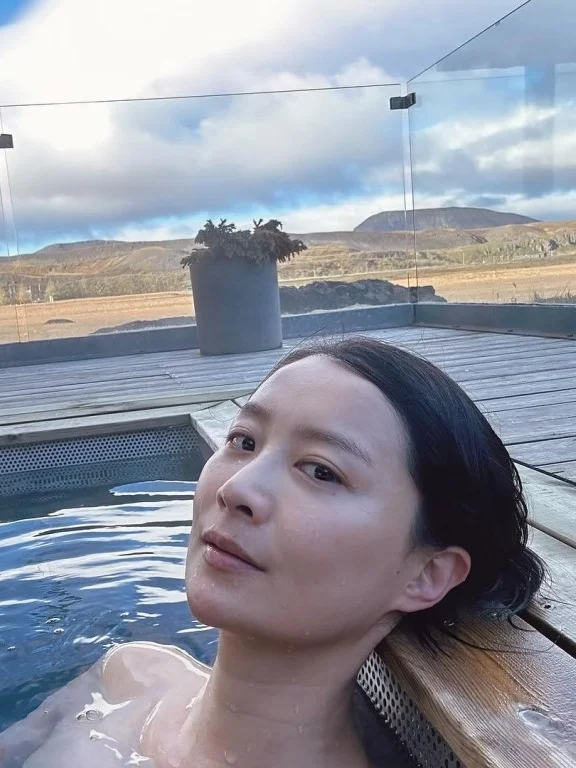 42岁陈法拉冰岛度假!素颜泡户外温泉好香艳