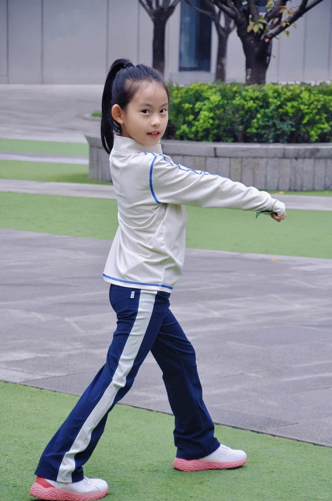 啦啦操让她实现了书包自由💃