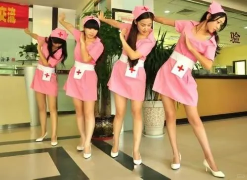 抽血反复几次抓到漂亮护士的胸,旁边老婆看