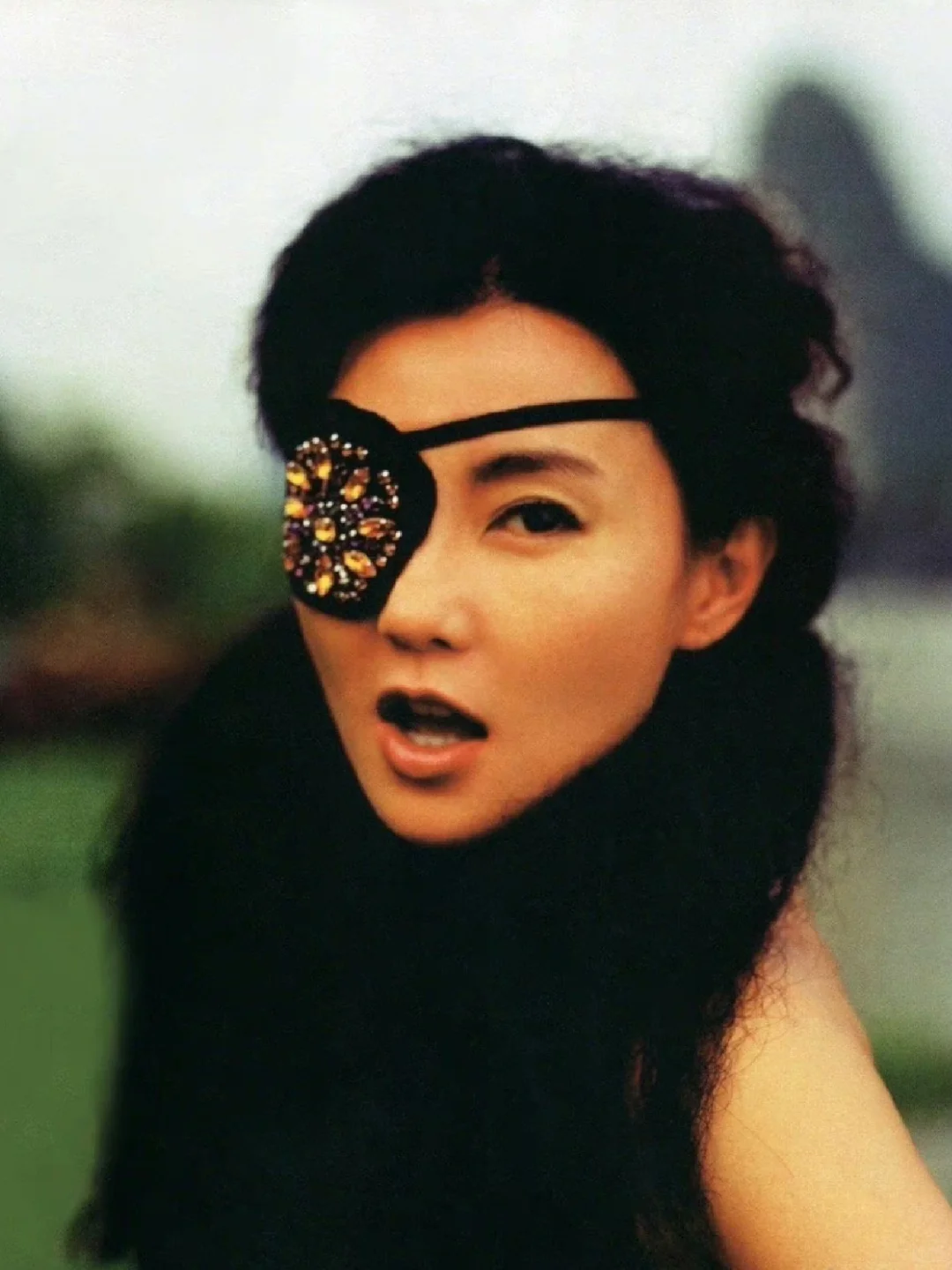 2004年,桂林,穿着香艳的张曼玉坐在破旧简陋