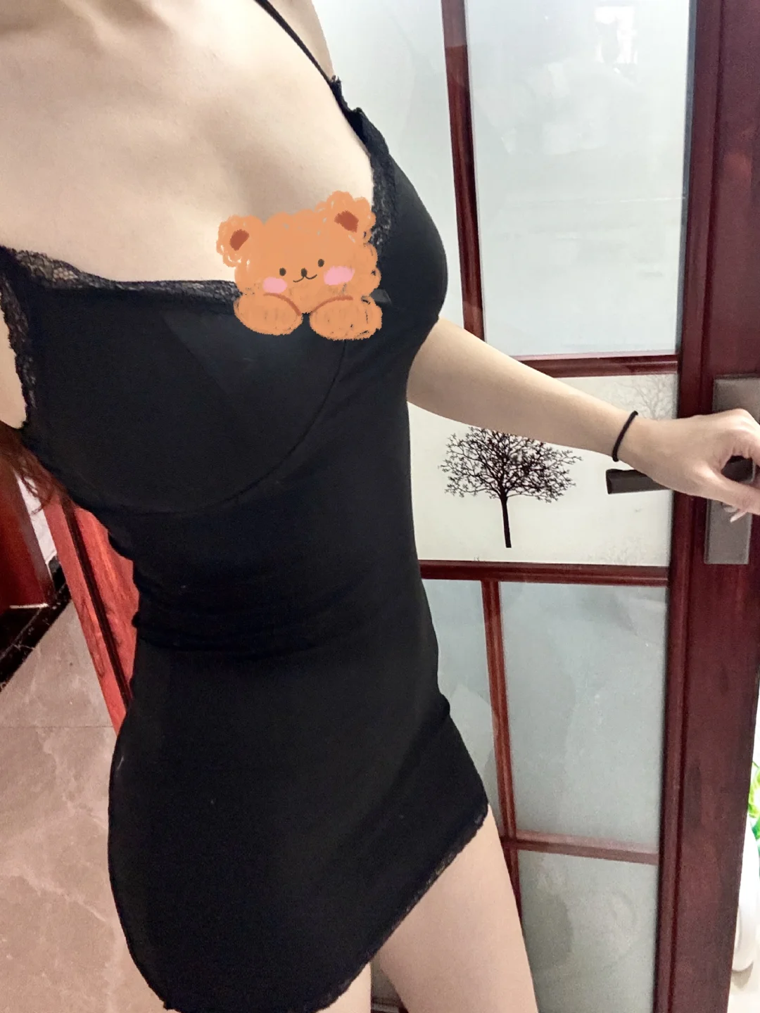 感觉黑色吊带裙比灰色多一些韵味🖤