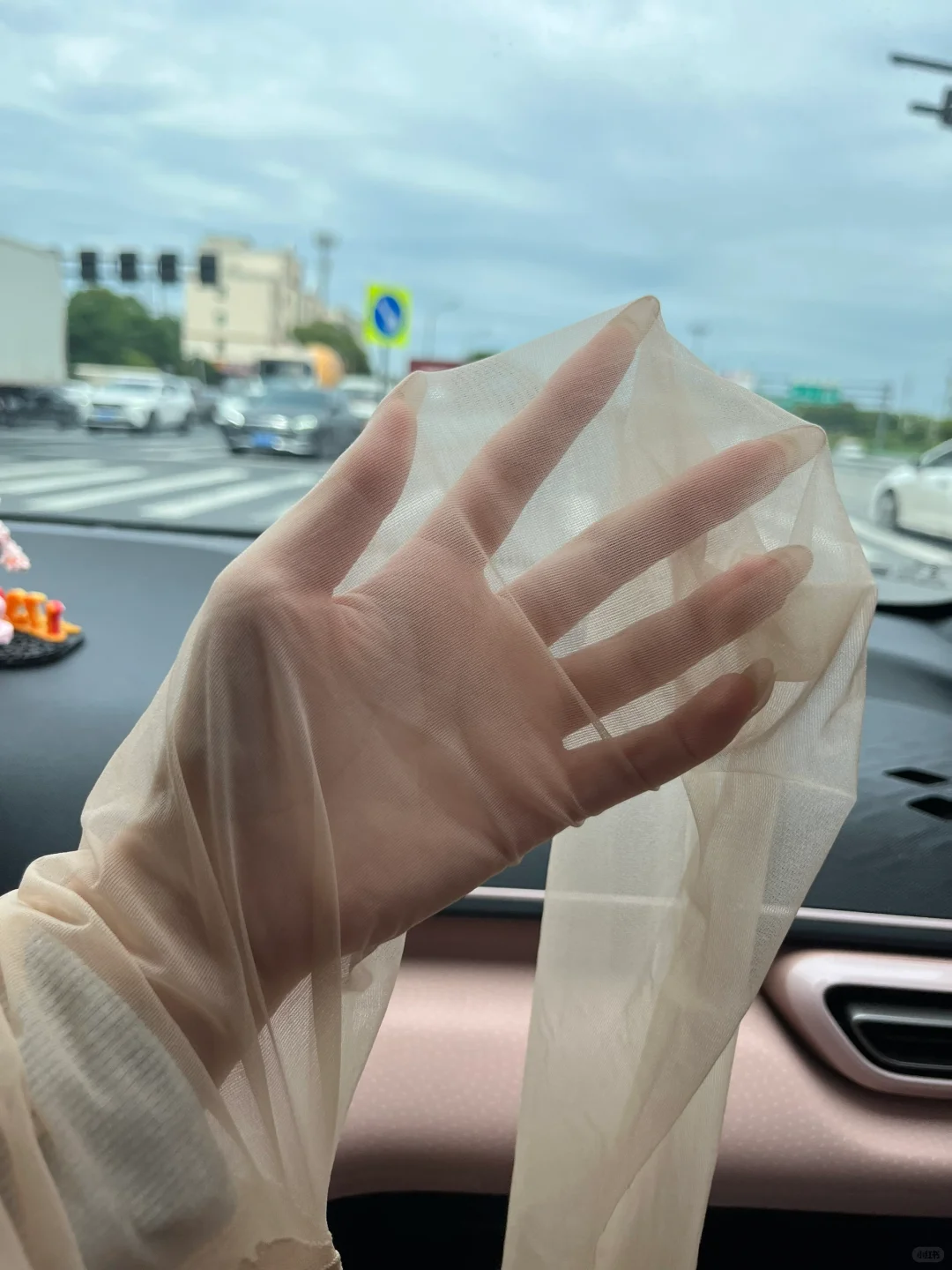 小裙子搭肉丝真的yyds!又可以美美哒出门咯