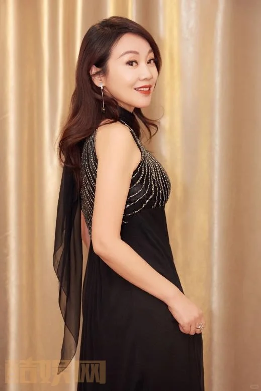 闫妮的奢包穿搭,才是熟女天花板!