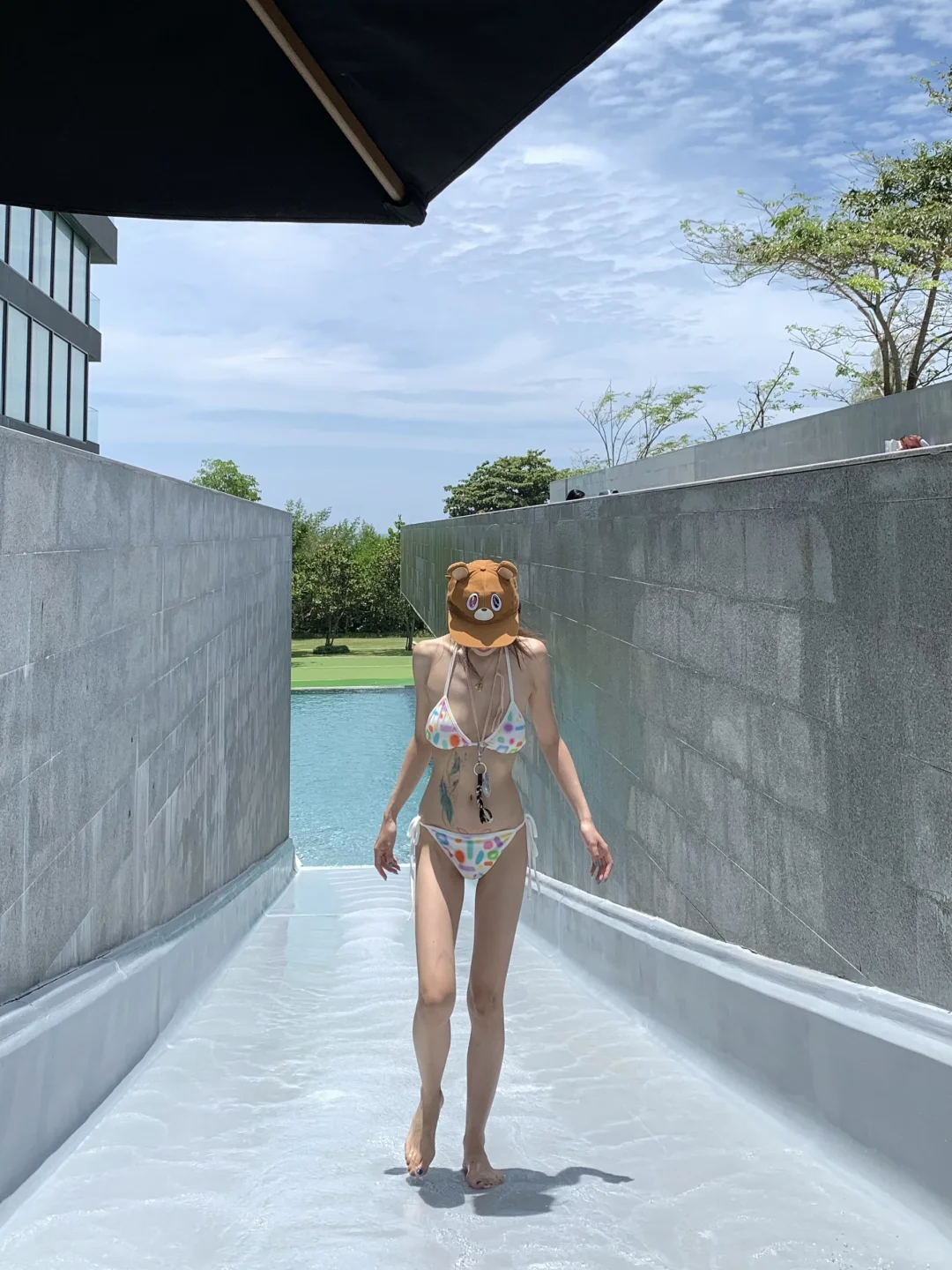 “泡在泳池里的蓝色夏天🥽”🌊💙