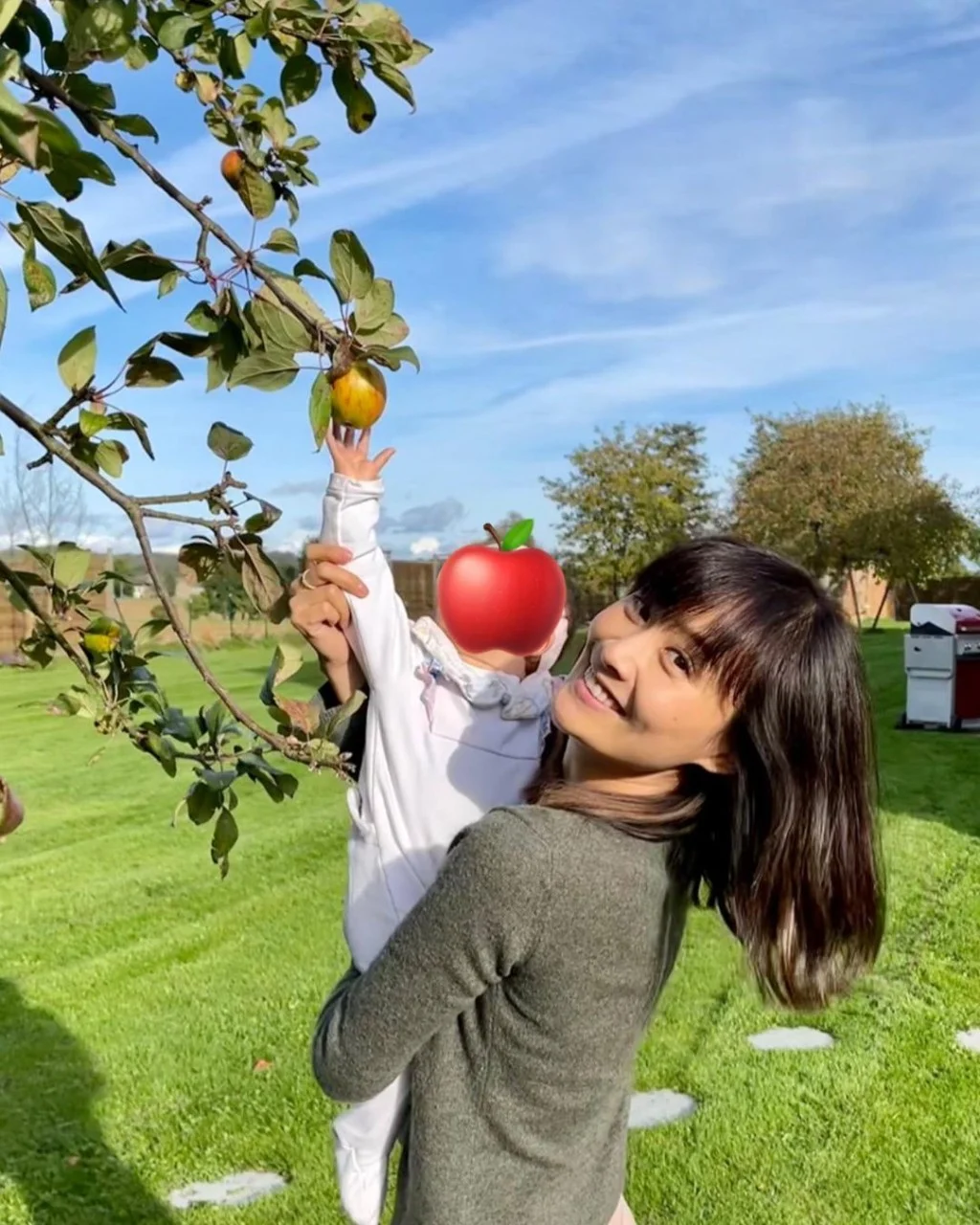 42岁陈法拉冰岛度假!素颜泡户外温泉好香艳