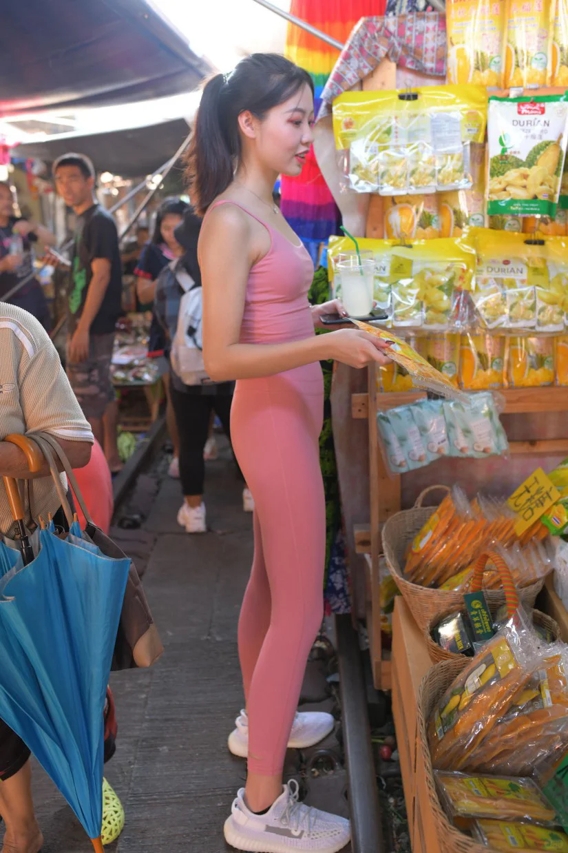 美女街拍|粉红瑜伽服女郎市集采风