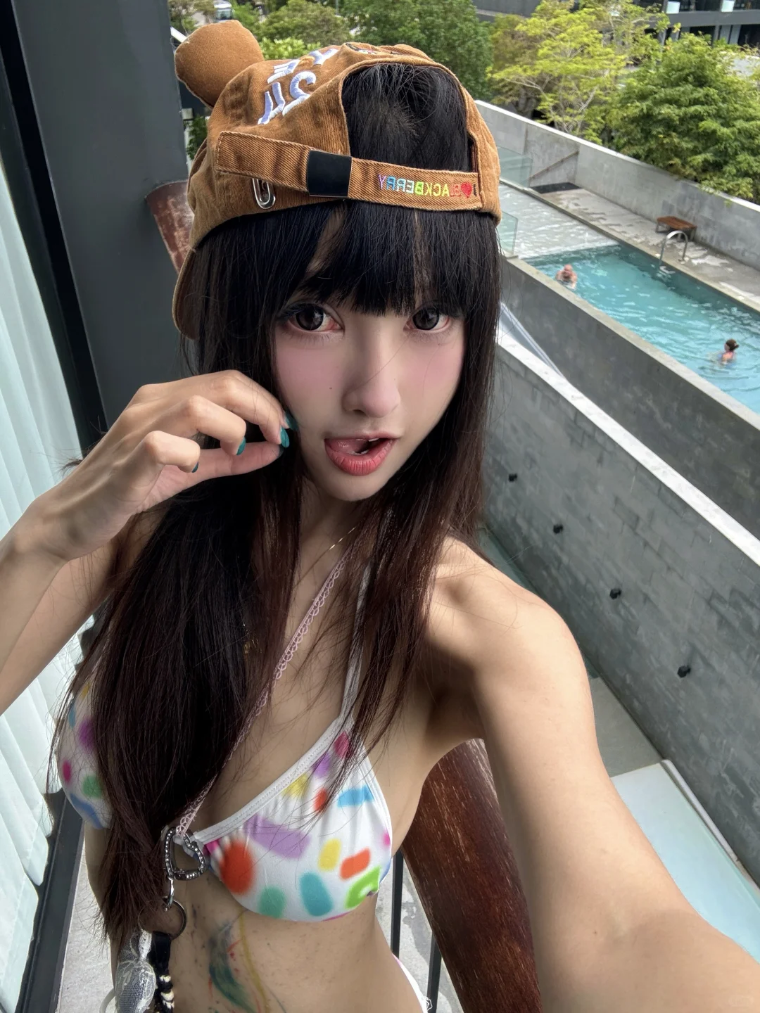 “泡在泳池里的蓝色夏天🥽”🌊💙