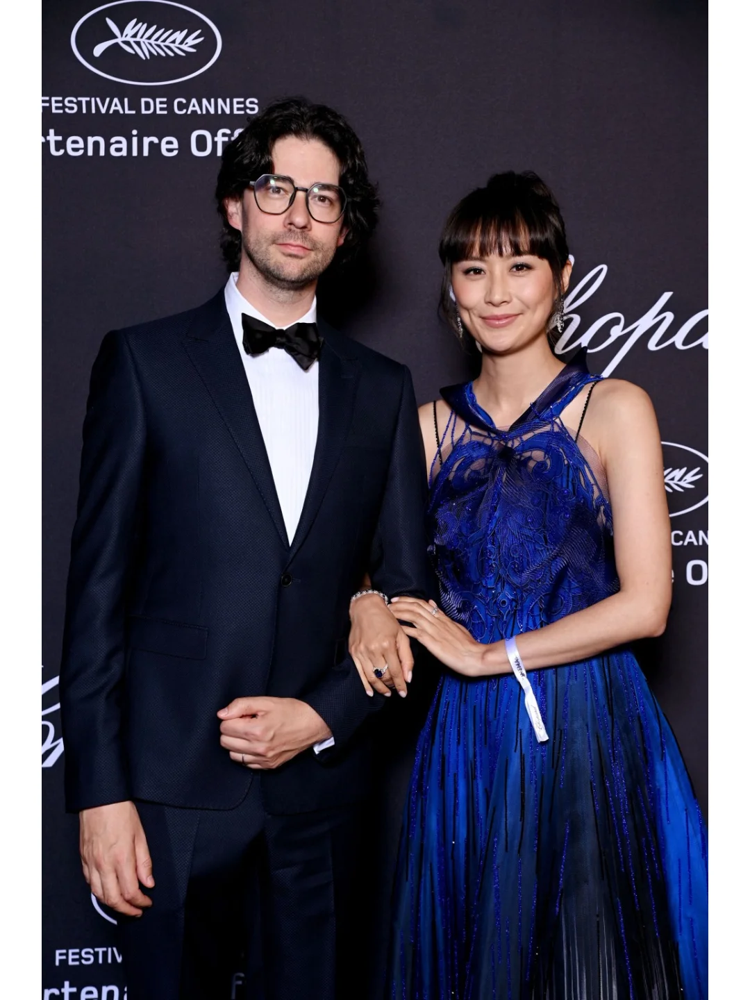 42岁陈法拉冰岛度假!素颜泡户外温泉好香艳