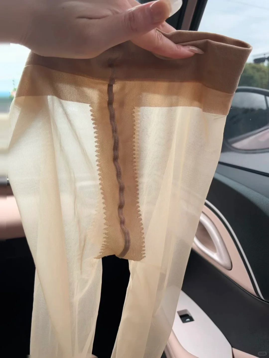 小裙子搭肉丝真的yyds!又可以美美哒出门咯