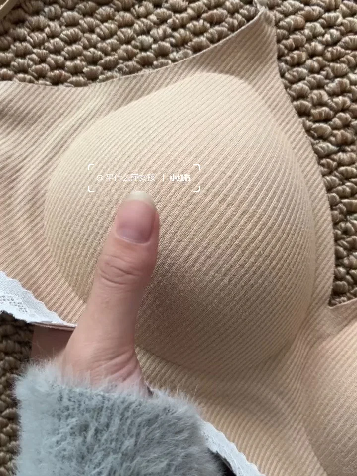 平胸怎么凹造型都很好看