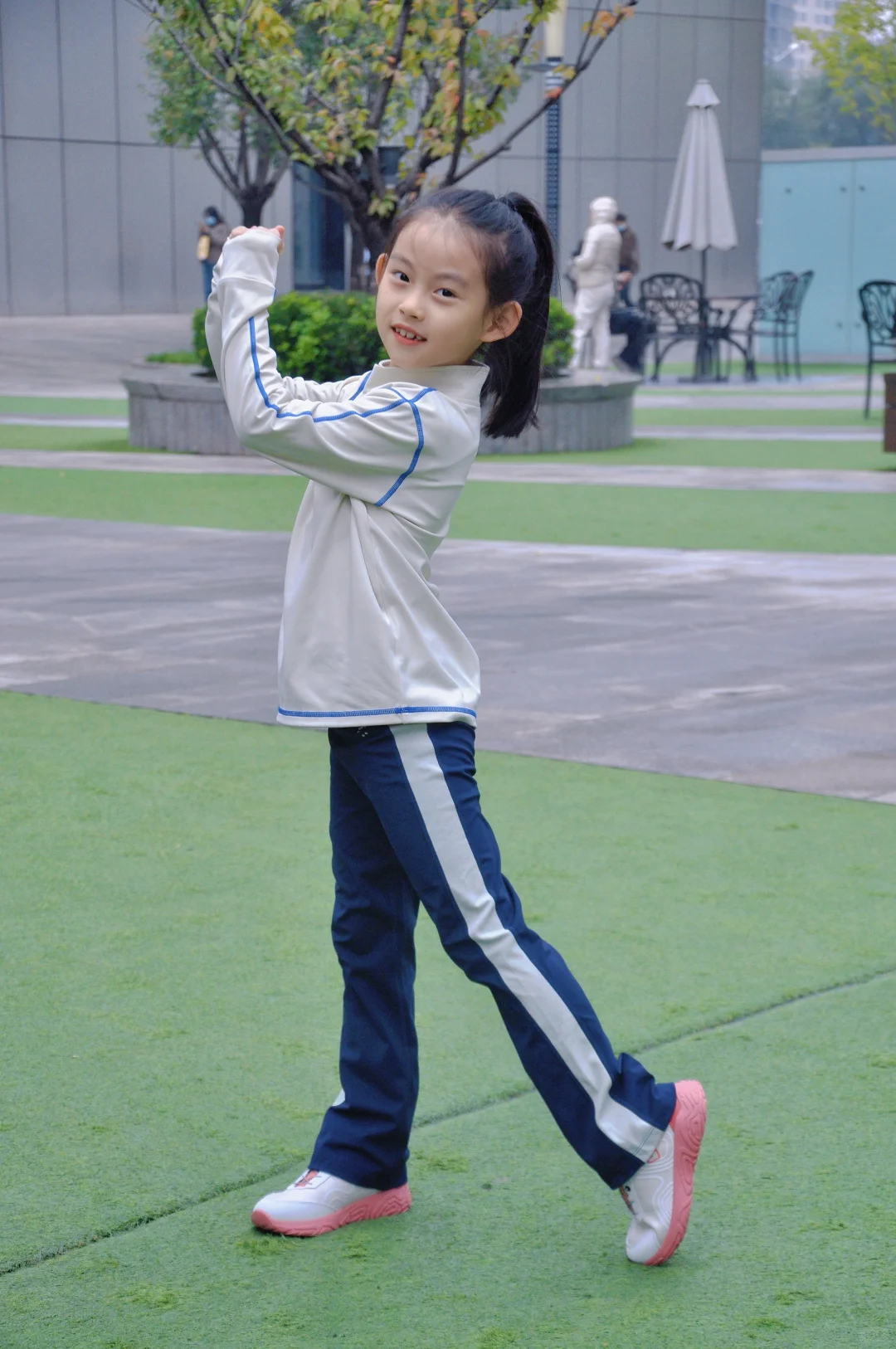 啦啦操让她实现了书包自由💃