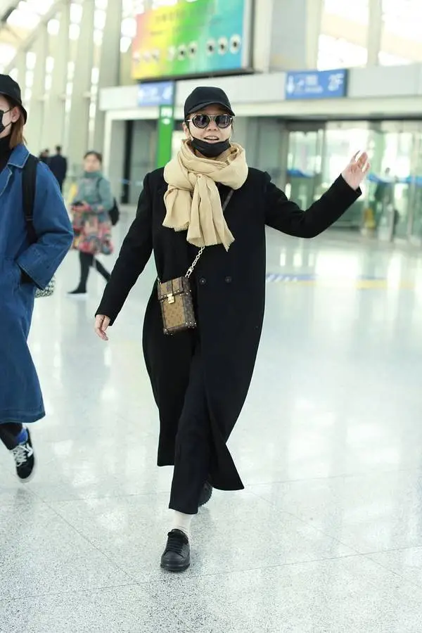 闫妮的奢包穿搭,才是熟女天花板!