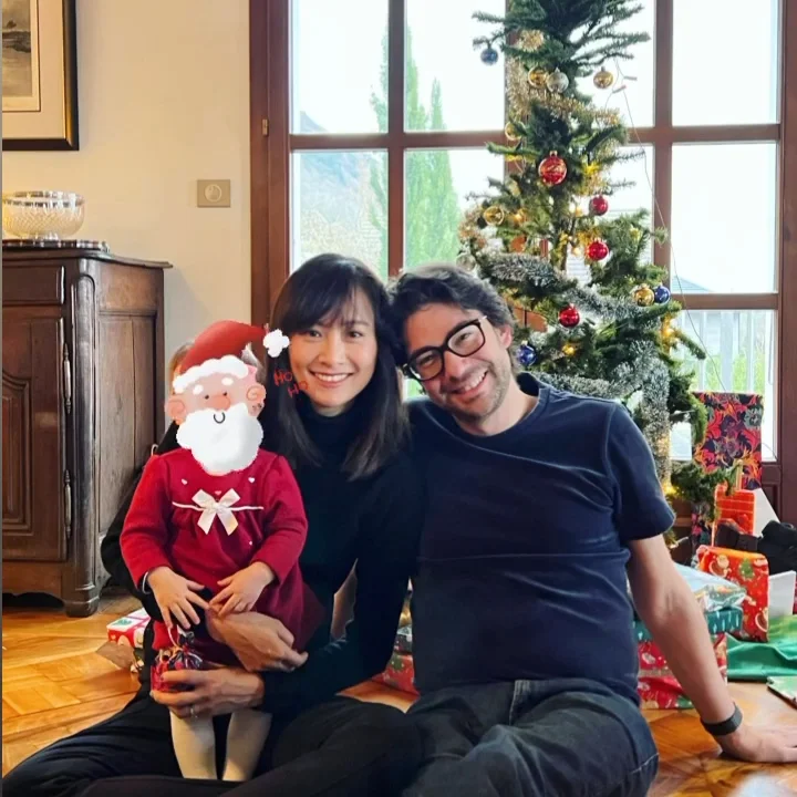 42岁陈法拉冰岛度假!素颜泡户外温泉好香艳