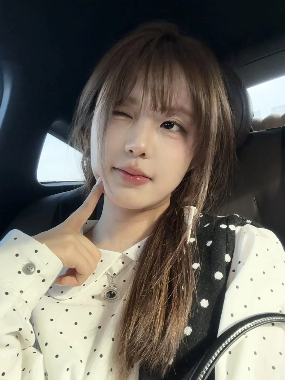 剪了齐刘海!车上拍照光线也太好了🤍✨🚌