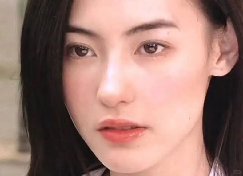 才发现她眼下也有眼圈。。。。
