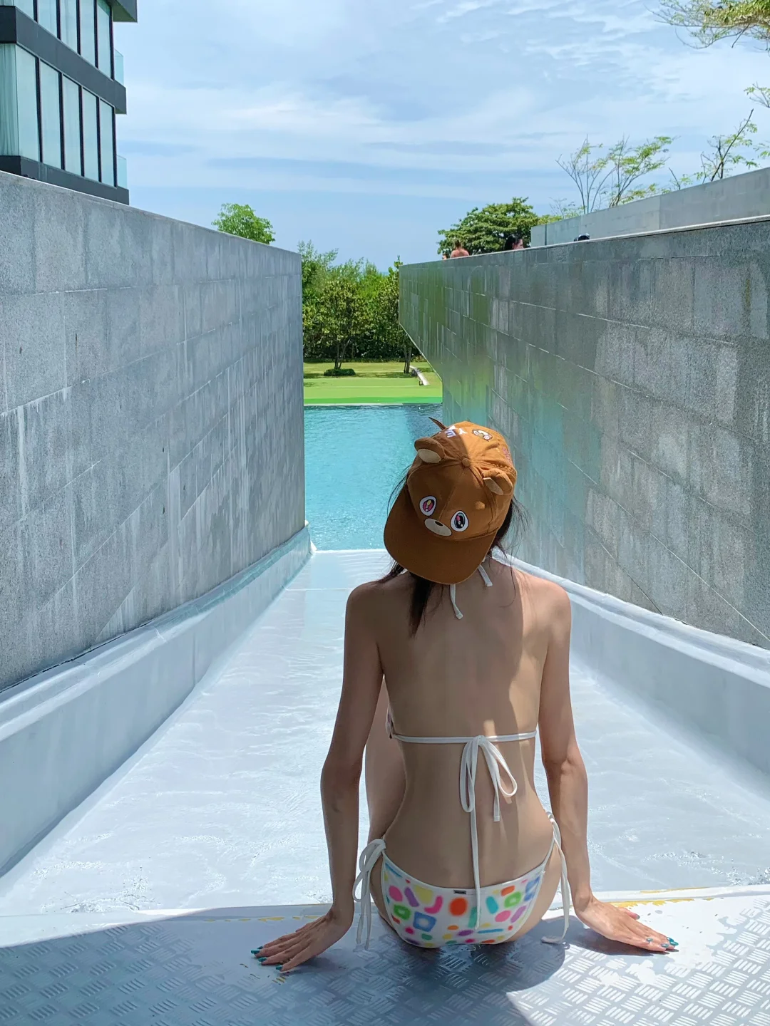 “泡在泳池里的蓝色夏天🥽”🌊💙