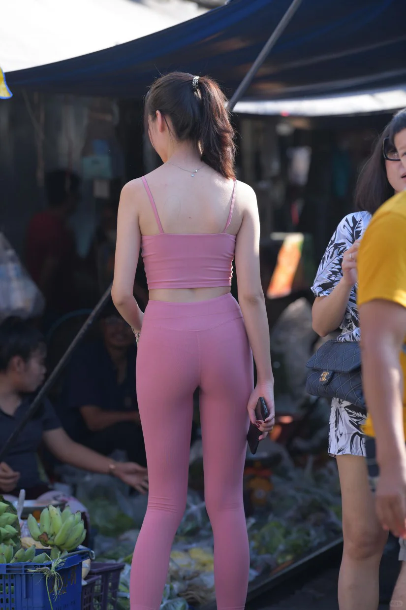 美女街拍|粉红瑜伽服女郎市集采风