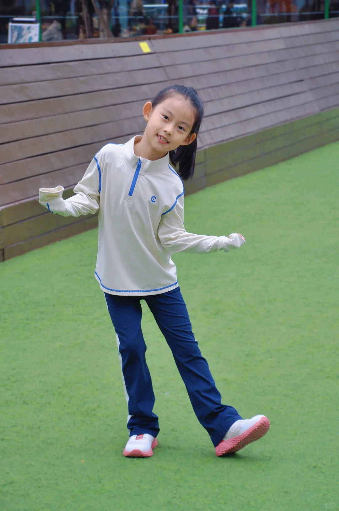 啦啦操让她实现了书包自由💃