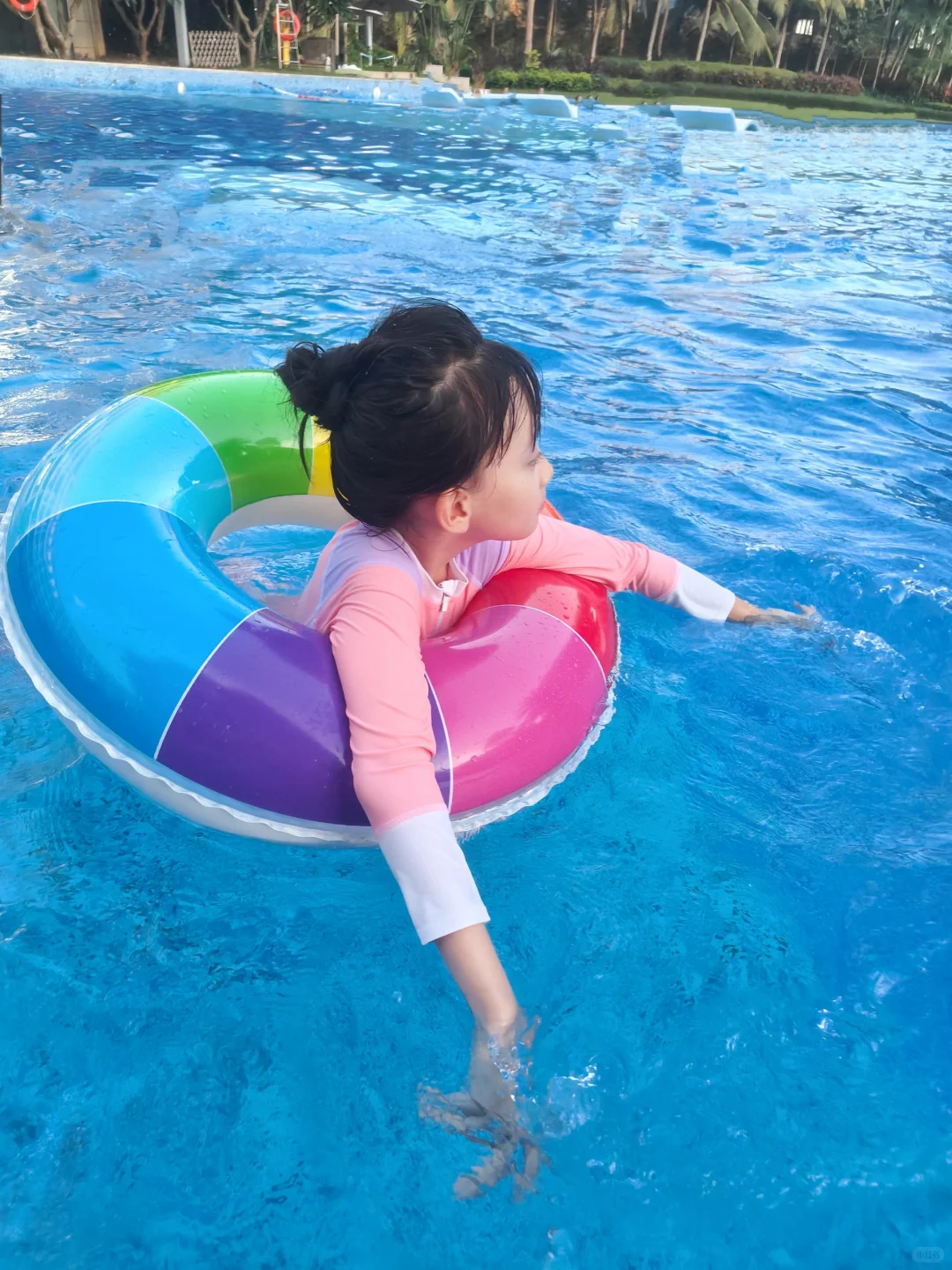 对女儿来说,玩水的夏天才是夏天哈~