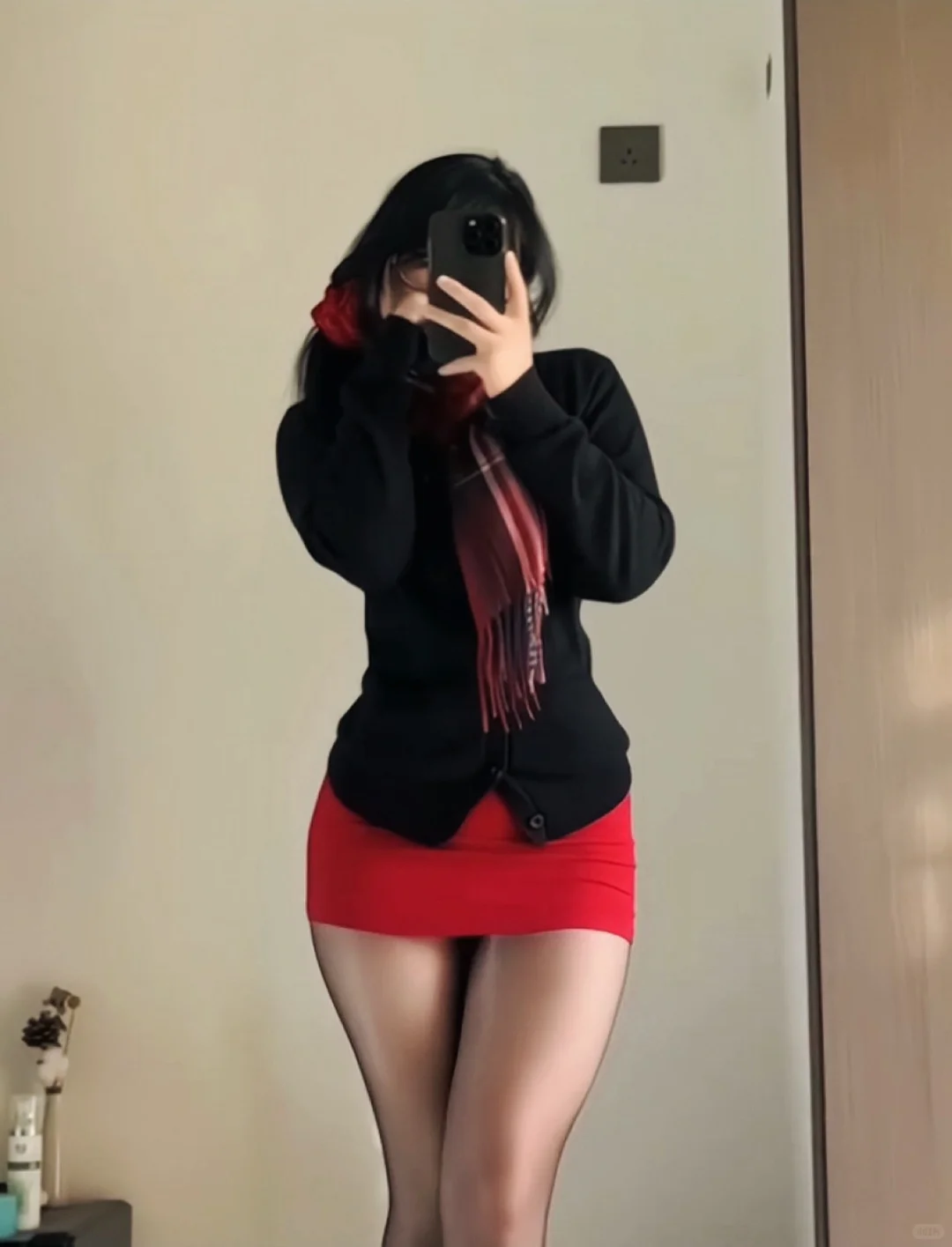 这套黑红配直接拿捏高级性感风！💃