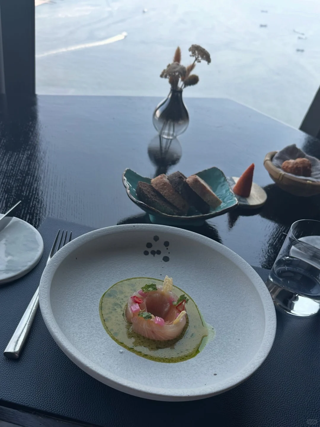 皮夹克配蕾丝裙,咖啡店里我最“型”