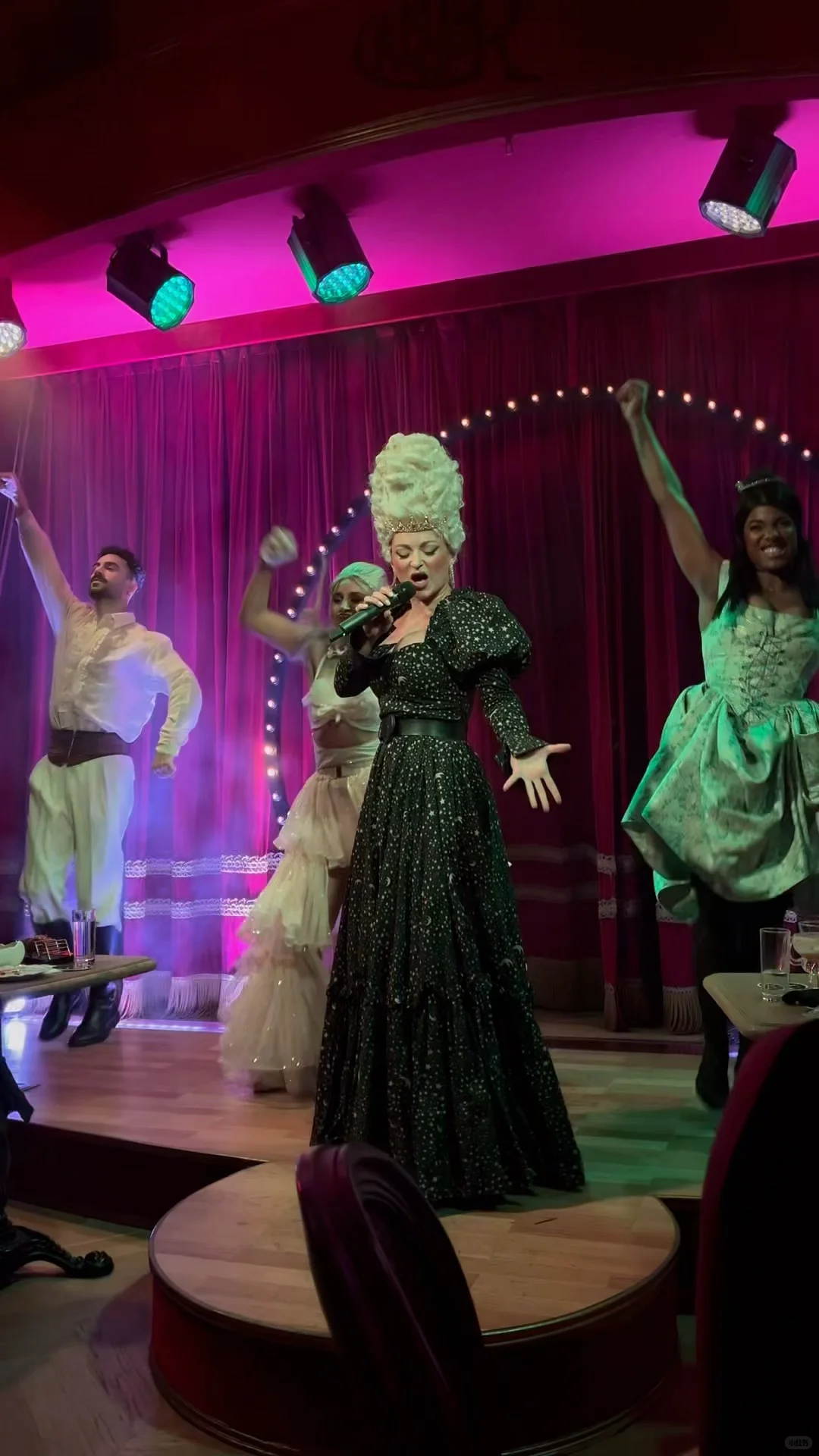 去CANDOR看演出，和帅哥演员贴身热舞💃🏻